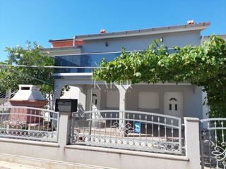 Zara, Vir: casa con 4 appartamenti a 100 metri dal mare