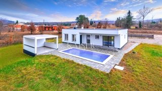 Istria, Labin - nuovo edificio con piscina esterna, 137 m2