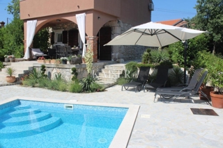 Isola di Krk, Dobrinj - casa in pietra ristrutturata 105m2 con piscina