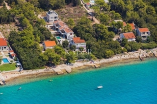 Terreno edificabile in seconda fila sul mare a Petrčane con vista su Ugljan