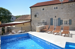 Istria, zona di Rovigno - affascinante casa in pietra di 170m2 con piscina