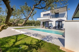 Istria, Parenzo, villa con piscina e vista mare