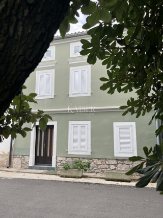 Isola di Krk, Punat - autentica casa in pietra in prima fila sul mare