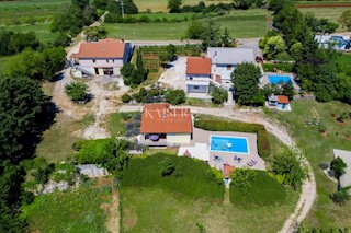 Istria, Gimino - tenuta familiare, 2 case con piscine e 1 ufficio