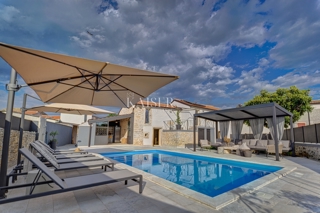 Istria, Sv. Lovreč villa in pietra con piscina