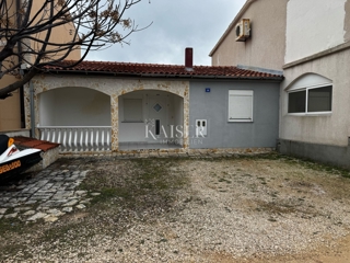 Zara, Vir casa con potenziale a 100 metri dal mare 