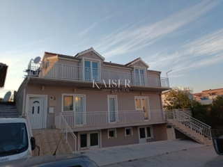ŠIBENIK, Vodice - Casa - Appartamento con tre camere da letto + 4 appartamenti in posizione tranquilla