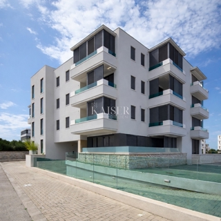 Zara–Borik | Moderno appartamento con tre camere da letto, due balconi e vista mare