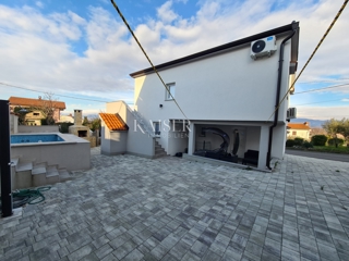 Isola di Krk, Polje - casa in pietra adattata con piscina