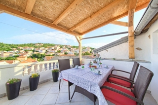 Isola di Krk, Vrbnik - casa 120m2, in centro, con vista mare