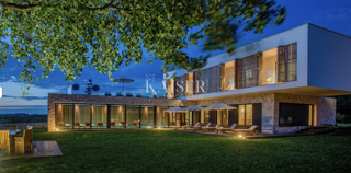 Istria - Baderna, imponente villa con piscina coperta e vista mare