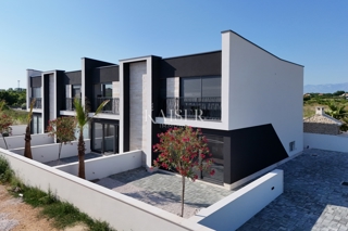 Zara, Privlaka appartamento su due piani con ampio giardino vicino al mare
