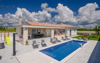 Istria, Loborika - moderna casa a un piano 150m2 con piscina