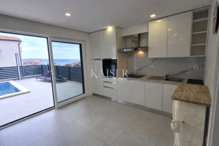 Crikvenica - esclusivo appartamento con due camere da letto di 70 m2 con piscina