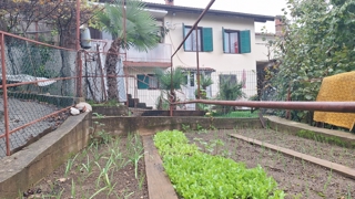 Vecchia casa da ristrutturare vicino al centro di Matulje con garage e giardino