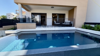 Zara - Sukošan: Lussuoso appartamento al piano terra con piscina, giardino e garage, a 50 m dal mare