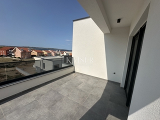 Pag, Povljana - appartamento con tre camere da letto, ampio balcone, a 300 m dal mare