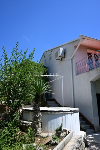 Crikvenica - appartamento con tre camere da letto e ampio giardino