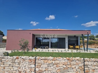 Istria, Tinjan - casa a un piano con piscina