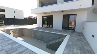 Malinska, Isola di Krk - appartamento 110m² con piscina e vista mare