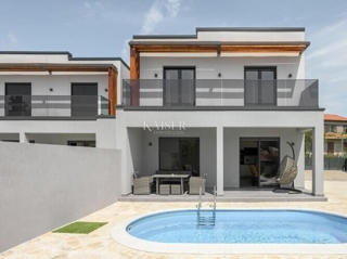Istra, Labin - nuova costruzione con piscina, 130m2
