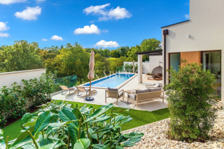 Istria, Svetvincenat - moderna casa bifamiliare con piscina
