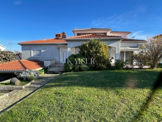 Istria, Umago - dintorni: casa arredata di 200m2 con due appartamenti e un grande giardino di 500m2