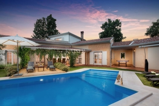 Istria - Parenzo, un'imponente villa in una posizione idilliaca