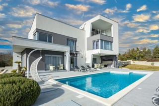 Istria, Krnica - villa con piscina su un ampio giardino,