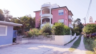Istria, Premantura - casa con appartamenti 335m2 con vista mare