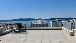 ZADAR–SUKOŠAN: Appartamento con terrazza sul tetto, vicino alla spiaggia.