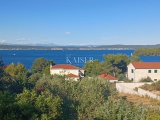 Ugljan, Kukljica, terreno edificabile 843 m2, a 150 m dal mare con vista sul canale di Zara