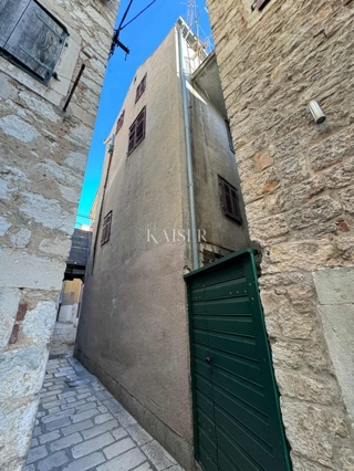 SEBENICO, CITTÀ VECCHIA – CASA IN PIETRA CON POTENZIALE VICINO AL TEATRO