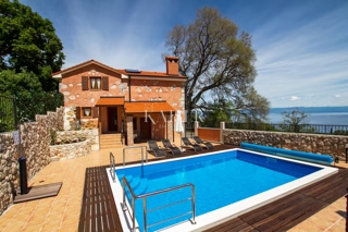 Opatija, Brseč - graziosa casa con splendida vista mare, 120 m2