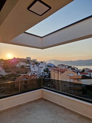Čiovo, attico di lusso con terrazza sul tetto e vista panoramica sul mare