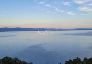 Lovran – terreno edificabile a 100 metri dal mare con un progetto per 6 unità residenziali di lusso.