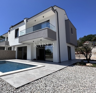Isola di Krk, vicinanze di Vrbnik - casa bifamiliare modernamente arredata, 150 m2