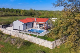 Istria, Barbana - casa con piscina immersa nella natura, 156 m2