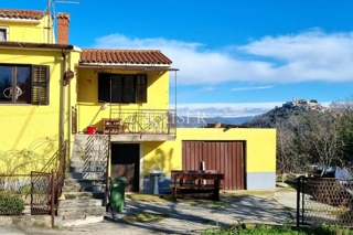Istria, Montona - casa da ristrutturare con giardino, 150m2, vista su Montona