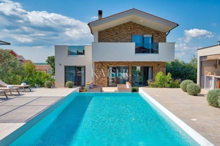 Casa con piscina vicino a Dignano