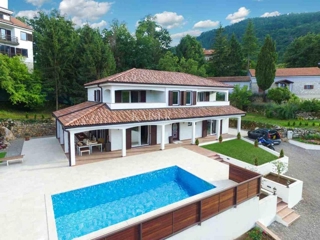 Lovran - Villa familiare con ampio terreno, piscina e vista mare