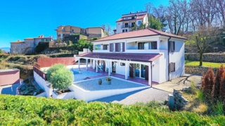 Lovran - Villa familiare con ampio terreno, piscina e vista mare