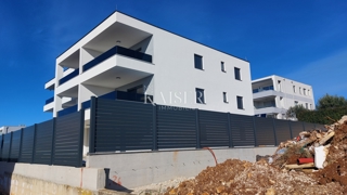 Istria, Cittanova - lussuoso appartamento con tre camere da letto e soggiorno, 108 m2, al piano terra, con piscina