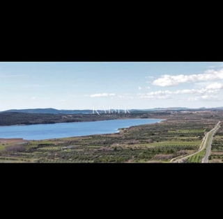 ŠIBENIK, DONJE POLJE – GRANDE TERRENO EDIFICABILE CON VISTA MARE