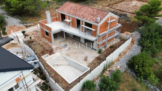 BILICE, SEBENICO – MODERNA VILLA FAMILIARE CON PISCINA IN COSTRUZIONE