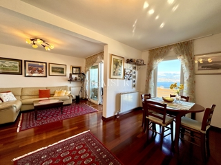 Opatija – Ottimo appartamento con 2 camere da letto, 2 balconi, splendida vista e garage doppio