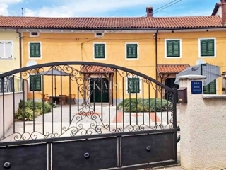Istria, Marčana - casa a schiera ristrutturata con ampio cortile