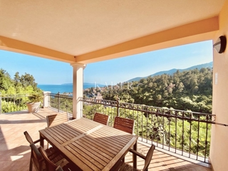 Opatija, Ičići – Intero piano in stile veneziano di una villa con ampia terrazza e splendida vista sul mare