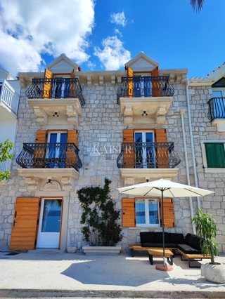 Živogošće Porat - Affascinante casa in pietra con tre appartamenti, prima fila al mare