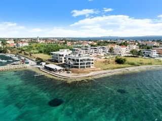 Zara – Privlaka | Prima fila al mare – appartamento moderno con giardino privato